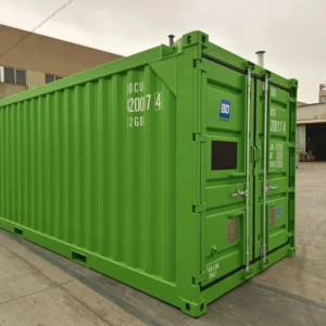 Grün lackierter 20-Fuß-Offshore-Container DNV 2.7-1 im Halbprofil mit geschlossenen Türen und Lüftungsrohr
