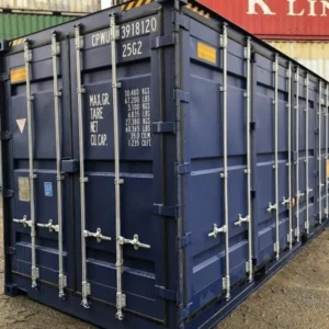 Dunkelblauer 20-Fuß-Open-Side-Container mit seitlichen Flügeltüren im Containerlager, Stirn- und Längsseite sichtbar