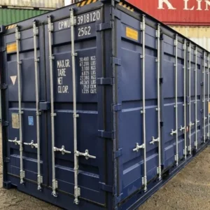 Dunkelblauer 20-Fuß-Open-Side-Container mit Stirntüren und verriegelten Seitentüren im Depot