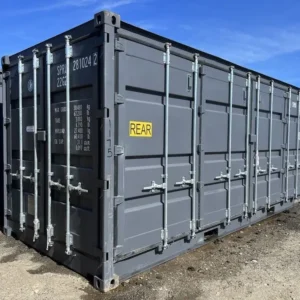 Schräge Außenansicht des grauen 20-Fuß-Open-Side-Lagercontainers mit geschlossenen Seitentüren im Hof