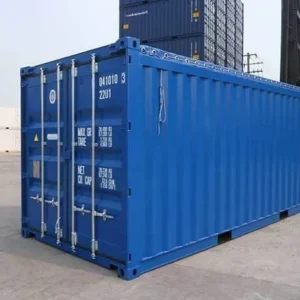 Im Containerhafen steht ein blauer 20-Fuß-Open-Top-Container mit abgespanntem Planendach und Flügeltüren