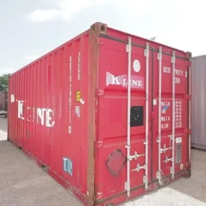 Schrägansicht des roten 20-Fuß-Seecontainers mit K-Line-Schriftzug auf einem Schotterplatz