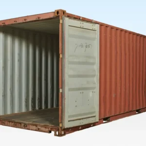 Rotbrauner 20-Fuß-Seecontainer schräg von vorn, ein Türflügel offen, Rostspuren an den Kanten