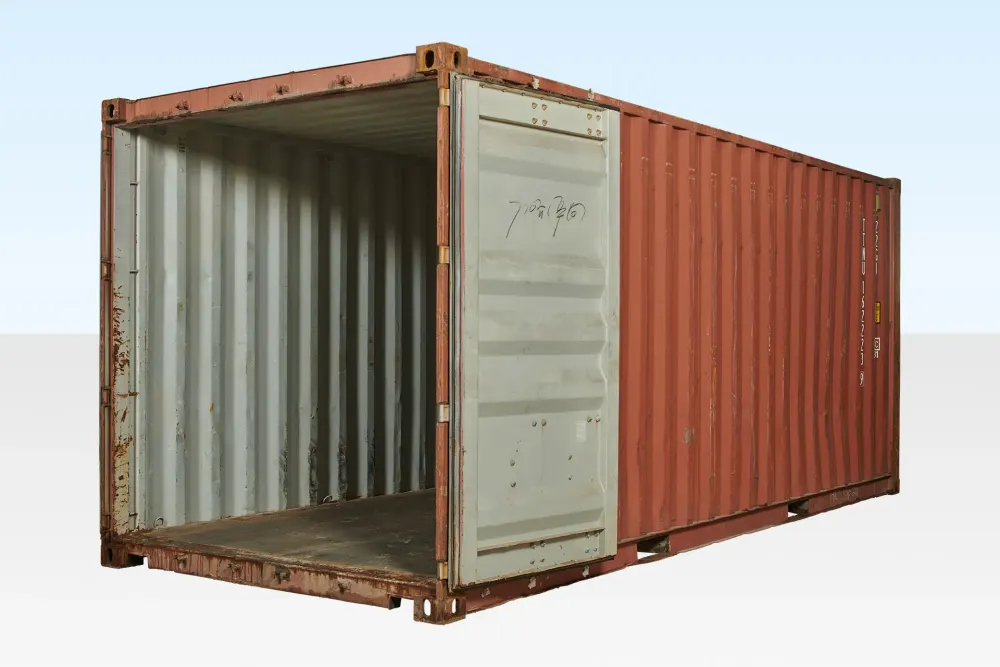 Rotbrauner 20-Fuß-Seecontainer schräg von vorn, ein Türflügel offen, Rostspuren an den Kanten