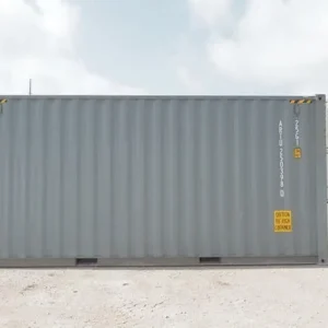 Seitenansicht des grauen 20-Fuß-Seecontainers mit Trapezprofil, Stapelecken und gelben Warnschildern