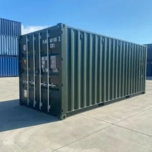 Dunkelgrüner 20-Fuß-Seecontainer schräg von der Türseite, Verriegelungsstangen und Trapezprofil sichtbar