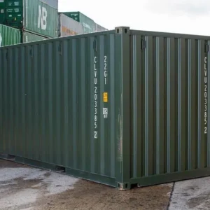 Dunkelgrüner 20-Fuß-Seecontainer in Standardhöhe, Längs- und Stirnwand zwischen gestapelten Containern