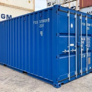 Blauer 20-Fuß-Seecontainer auf Betonfläche, Türseite mit Verriegelungsstangen, Containerstapel dahinter