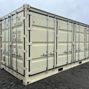 Schrägansicht des 20-Fuß-Seecontainers One-Trip Open Side in Beige mit vier Türflügeln auf Schotterplatz