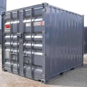 Dunkelgrauer 20-Fuß-Seecontainer in Schrägansicht mit geschlossener Doppeltür und Verriegelungsstangen