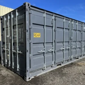 Schrägansicht des grauen 20-Fuß-Seecontainers mit vier verschlossenen Seitentüren und gelbem REAR-Schild