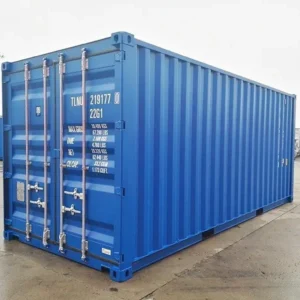 Blauer 20-Fuß-Standardcontainer mit geschlossenen Doppeltüren und Kennzeichnung, schräg von vorn auf dem Hof