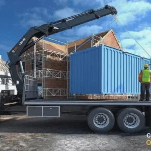 Computergrafik: blauer 20-Fuß-Standardcontainer wird von einem Lkw-Ladekran auf die Pritsche gehoben, Arbeiter daneben