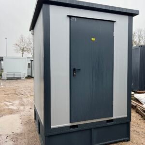 Außenansicht des WC Containers mit Dusche und Tank: dunkle Stahltür in heller Wandverkleidung