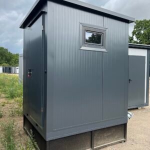 Grau lackierter WC Container mit Tank, Stahltür an der Stirnseite und kleinem Kippfenster