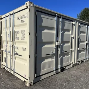 Schrägansicht des beigen 20′-Lagercontainers One-Trip mit geschlossenen Seiten- und Stirntüren auf Schotter
