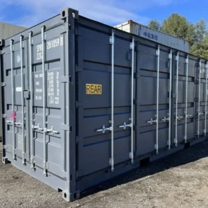 Schrägaufnahme des anthrazitfarbenen 20′-Lagercontainers Open Side mit Türfront und REAR-Markierung