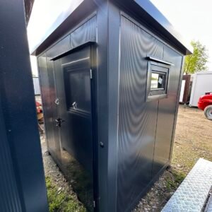 Geöffnete Tür am behindertengerechten WC-Container in Anthrazit, daneben ein kleines Kippfenster
