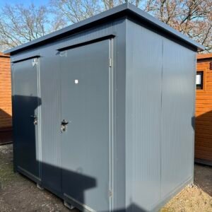 Doppel-WC Container mit zwei nebeneinander liegenden Türen, Sonnenlicht auf der Stirnseite