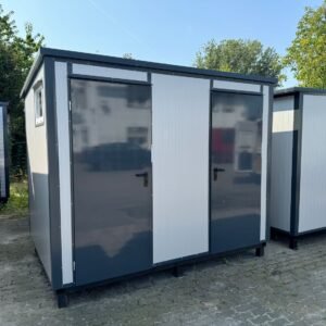 Außenansicht des 3,00 x 2,00 m Doppel-WC Containers mit zwei grauen Türen und Fenster an der Stirnseite