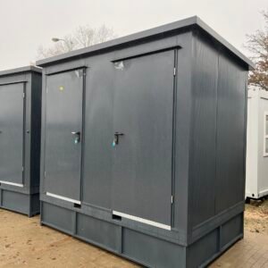Anthrazitfarbener Doppel-WC Container von außen, zwei nebeneinander liegende Türen mit Vorhängeschlössern