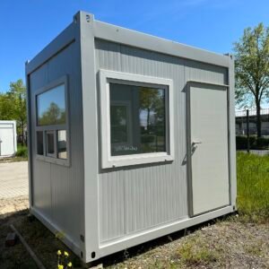 Außenansicht des 3,00 x 2,44 m Bürocontainers mit großem Fenster, weißer Tür und Stapelecken