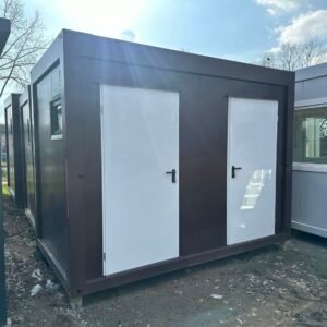 Außenansicht des 3,50 x 2,00 m Doppel-WC und Duschcontainers mit zwei weißen Türen in brauner Fassade