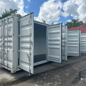 Schrägansicht des 40-Fuß-Containers mit seitlicher Öffnung, mehrere Türflügel stehen weit offen