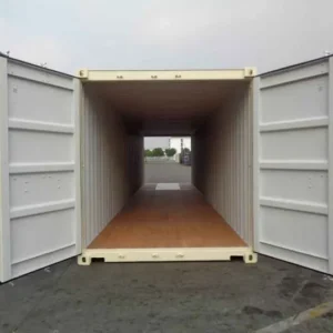 Geöffnete Stirntüren geben den Blick durch den 40-Fuß-Doppeltürcontainer auf den Holzboden frei