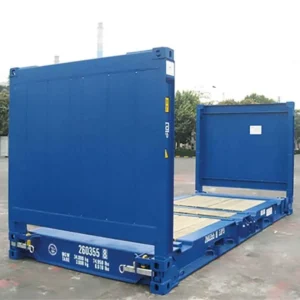 Blauer 40-Fuß-Flatrack-Container mit aufgestellten Stirnwänden und Holzdeck, schräg von der Seite