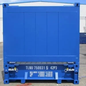Stirnansicht des 40-Fuß-Flatrack-Containers mit aufgestellter Stirnwand und Zurrpunkten am blauen Bodenrahmen