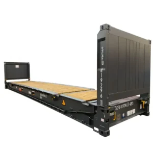 Freigestellte Schrägansicht des 40-Fuß-Flatracks mit Holzdielenboden und aufgestellten Stirnwänden