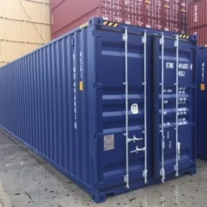 Dunkelblauer 40-Fuß-High-Cube-Container mit Stirnseitentüren und Verriegelungsstangen vor gestapelten Containern