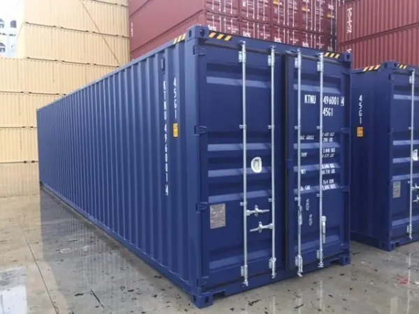Dunkelblauer 40-Fuß-High-Cube-Container mit Stirnseitentüren und Verriegelungsstangen vor gestapelten Containern
