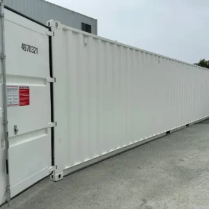 Weißer 40-Fuß-High-Cube-Container mit geöffnetem Türflügel, seitlich auf asphaltiertem Hof