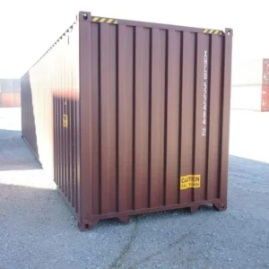 Braunroter High-Cube-Container von der Stirnseite, mit Stapelecken und gelbem Warnhinweis auf Kies