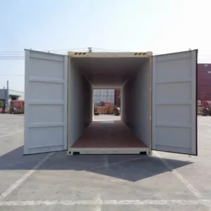 Durchblick durch den geöffneten 40-Fuß-High-Cube-Doppeltürcontainer mit Türen an beiden Stirnseiten