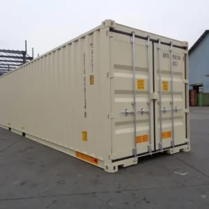 Schrägansicht des beigefarbenen 40-Fuß-High-Cube-Containers mit geschlossener Doppeltür im Hof