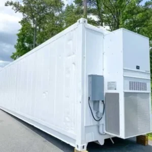 Weißer 40-Fuß-High-Cube-Isoliercontainer mit Klimaanlage an der Stirnwand, aufgestellt auf einer Betonfläche