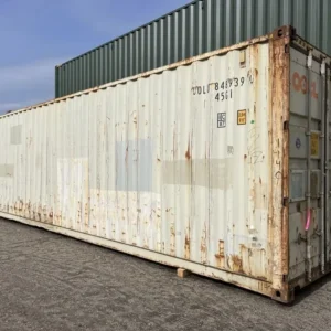 Schrägansicht des weißen 40-Fuß-High-Cube-Lagercontainers neben einem grünen Container im Kiesdepot