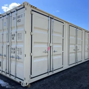 Beiger 40-Fuß-High-Cube-Lagercontainer in Schrägansicht, Stirntüren und vier Seitentürpaare geschlossen