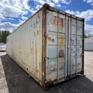 Schrägansicht des 40-Fuß-High-Cube-Lagercontainers mit geschlossenen Doppeltüren und Stapelecken
