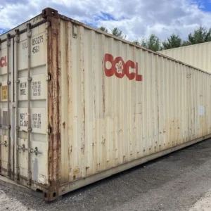 Schräge Außenansicht des 40-Fuß-High-Cube-Lagercontainers WWT in Beige mit rotem OOCL-Schriftzug