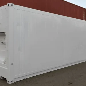 Seitenansicht des weißen 40-Fuß-Isoliercontainers mit Aggregat an der Stirnseite, auf Schotter abgestellt