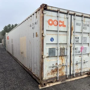 Schräge Stirnansicht des 40-Fuß-Lagercontainers mit geschlossenen Doppeltüren und OOCL-Beschriftung