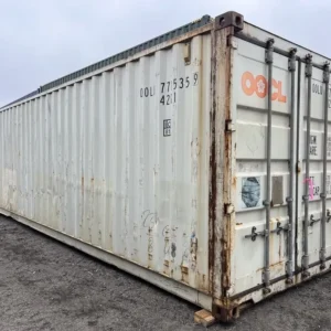 Schrägaufnahme von Türstirnseite und Längswand des 40-Fuß-Lagercontainers mit Rostspuren am Rahmen