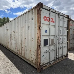 Schrägansicht des weißen 40-Fuß-Lagercontainers mit geschlossenen Doppeltüren und langer Seitenwand im Kiesdepot