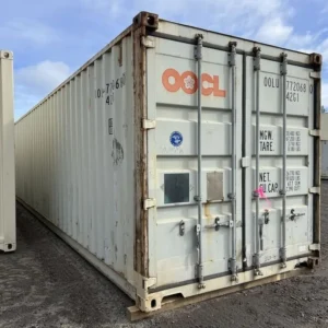 40-Fuß-Lagercontainer Standardhöhe (CW) schräg von vorn, Doppeltüren verriegelt, auf Schotterplatz