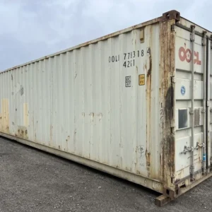 Schrägansicht des 40-Fuß-Lagercontainers in Standardhöhe mit geschlossenen Türen auf Schotterfläche