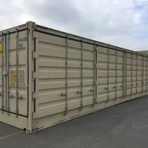 Cremefarbener 40-Fuß-Open-Side-Container im Hof, dessen Türflügel die gesamte Längsseite einnehmen